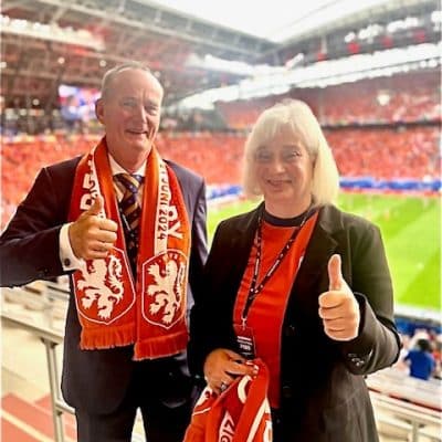 Gemeinsamer Besuch des Vorrundenspiels Niederlande - Frankreich der UEFA Euro 24 in Leipzig: Botschafter van Roeden und Katharina Hitschfeld